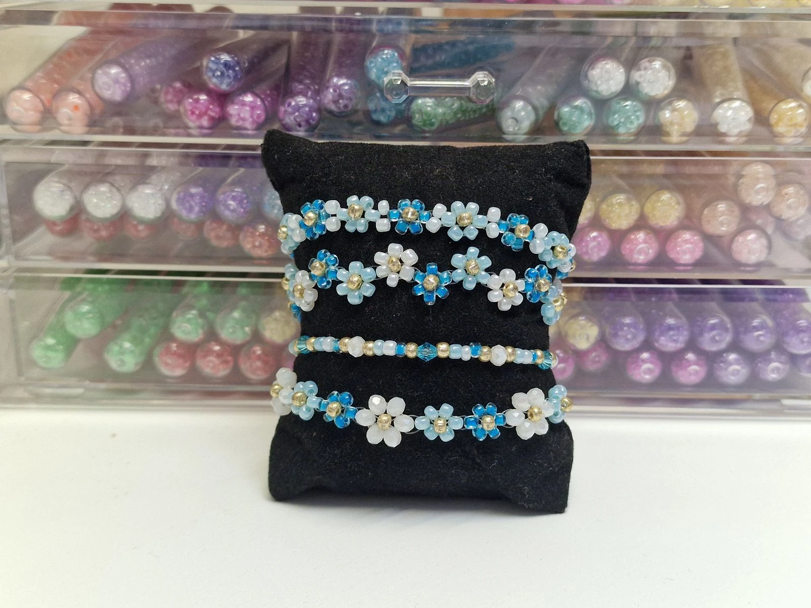 4 zelfgemaakte armbandtjes blauw en goud